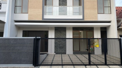 Rumah Elegan di Citraland, Surabaya, 4 Kamar Tidur, LT 150m²