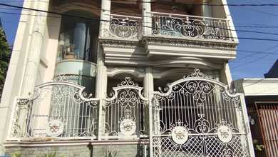 Rumah Mewah di Kawasan Rungkut, Surabaya, LB 360m², Harga 3,5 Miliar