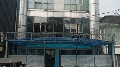 Sewa-Jual 2 Ruko Gandeng 4.5 Lantai 
jl. Boulevard Raya 
kelapa Gading 

lt 10x20=200m²
lb 680m²