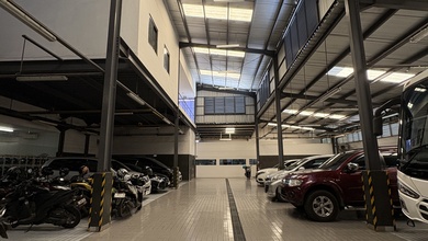 Disewakan EX SHOWROOM Lokasi Jalan Raya Ramai di Alam Sutera