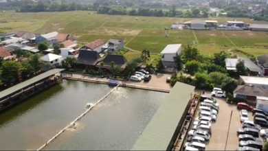 Jual Tanah Lokasi Komplek Karawang Barat Pemandangan Danau dan Taman