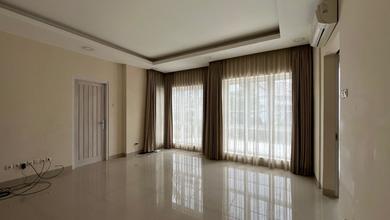 Kesempatan Eksklusif, rumah Mewah di Raffles Hills, Jakarta Timur, LB 200m²