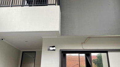 Rumah Mewah di Karang Tengah, Tangerang, 4 KT, LT 136m²