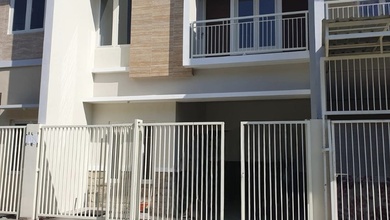 Kesempatan Rumah di Kutisari, Surabaya, LB 120m², Harga 1,5 Miliar