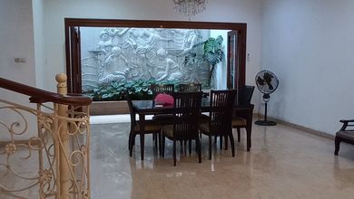 Rumah Elegan di Wijaya, Jakarta Selatan, 4 KT, LT 300m²