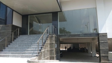 Gedung 5 Lantai Luas 2.107 M2 Ada Lift, Harga Nego Dekat Utan Kayu, Jaktim