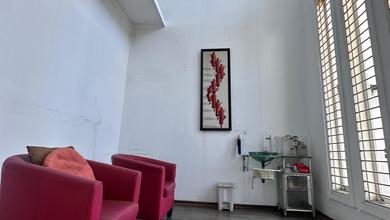 Rumah Elegan di Taman Grisenda, Jakarta Utara, 6 Kamar Tidur, LT 200m²