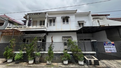 Dijual Rumah Strategis di Pondok Gede, Bekasi - LT 240m²
