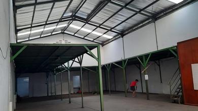 Dijual Gudang Kayu Besar Dilengkapi Office, Da