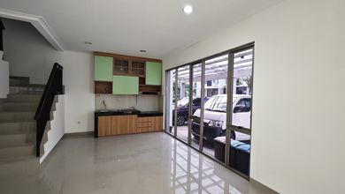 Penawaran Eksklusif, rumah Prestisius di Tangerang Kota, Tangerang, LB 205m²
