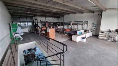 Dijual Gedung 5,5 Lantai Lokasi Jalan Raya