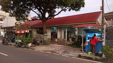 Gudang Pinggir Jalan Raya 