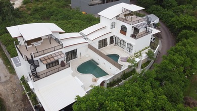 Villa Mewah 2 Unit dengan Ocean View dan Rooftop di Ungasan Bali