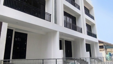 Di Jual Ruko Baru Taman Ratu 3.5Lantai ,6X12,5 Rooftop,Bisa Buat Tempat Tinggal dan Usaha Lokasi Strategis Jl.boulevard Taman Ratu, Duri Kepa ,Jakarta Barat#Hamdan