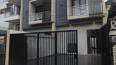 Rumah Dijual di Meruya, Jakarta Barat, LB 168m², Harga Kompetitif!