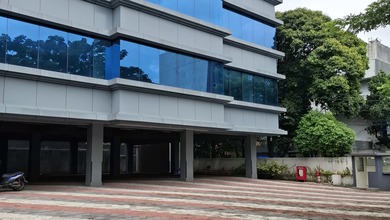Gedung Baru Hook 5,5 Lantai hadap jalan raya di Jakarta Selatan