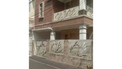 Dijual Rumah Strategis di Kebayoran Lama, Jakarta Selatan - LT 120m²