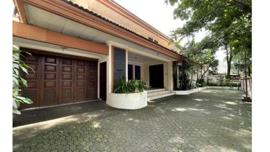 Rumah Mewah di Ciateul, Bandung, 6 Kamar Tidur, LT 997m²