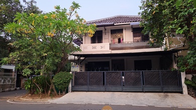 Rumah Elite di Kawasan Pulomas, Jakarta Timur, LB 235m², Harga 4,7 Miliar