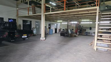 Gudang Luas Dan Rumah Mewah