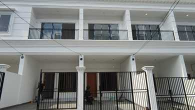 Sewa Rumah Ruko Bangunan Baru Tanjung Duren 4x17.5 Meter 3 Lantai Ada Rooftop Carport 1 Mobil