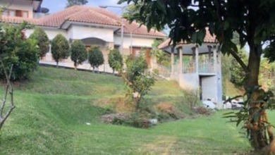 Villa di Puncak,Modern Luas Strategis Nyaman Akses Jalan Bis