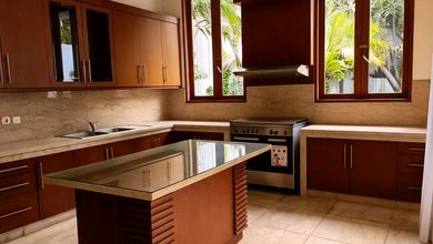 Rumah Strategis untuk Disewakan di Kemang, Jakarta Selatan, Harga 800 Juta /tahun