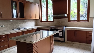 Sewa Rumah Siap Huni di Kemang, Jakarta Selatan, LT 670m²