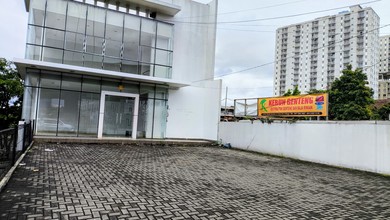 Disewakan Gedung 3 Lt Pinggir Jalan Iskandar Soleh Dekat Saung Kuring