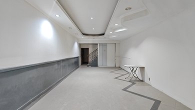 Lokasi Strategis dan Ramai di Jalan Raya