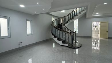 Rumah Mewah di Kawasan Kembangan, Jakarta Barat, LB 900m², Harga 17 Miliar