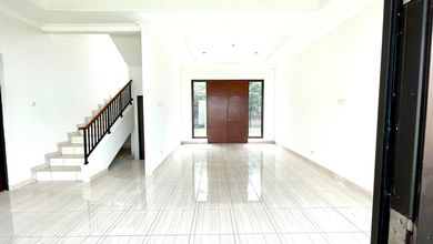 Disewakan Cepat Rumah Cantik dengan Tanah Luas 300 m2 di Harapan Indah