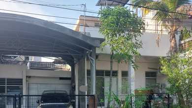 Kesempatan Rumah di Raya Darmo, Surabaya, LB 146m², Harga 1,7 Miliar