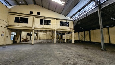 Gudang Lebar dan Besar di Margomulyo Row Jalan Besar Dekat TOL