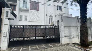 Hunian Elegan di Pamulang, Tangerang Selatan, 7 Kamar Tidur, LT 300m²