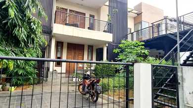 Rumah Elegan di Kemang Pratama, Bekasi, 8 Kamar Tidur, LT 377m²