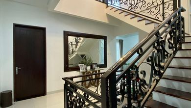 Rumah Elegan di Pondok Kelapa, Jakarta Timur, 5 KT, LT 206m²