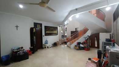 Hunian Mewah di Kebon Jeruk, Jakarta Barat, 6 Kamar Tidur, LT 240m²