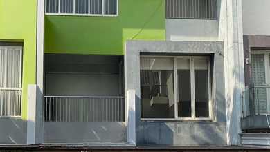 Kesempatan Eksklusif, rumah Prestisius di Taman Grisenda, Jakarta Utara, LB 120m²