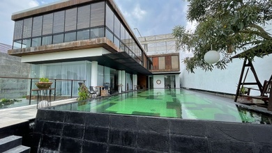 Kesempatan Eksklusif, rumah Prestisius di Kota Baru Parahyangan, Bandung, LB 700m²