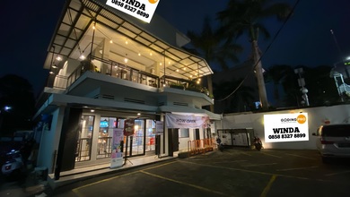 Bangunan Komersil Jalan Utama Ramai di Salemba Raya, Jakarta Pusat