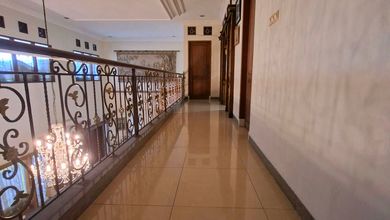 Kesempatan Eksklusif, rumah Mewah di Kemang Pratama, Bekasi, LB 423m²