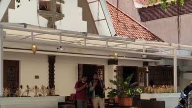 Sewa/jual Rumah Usaha Bekas Resto Siap Pakai Strategis Jalan Progo Darmo Tengah Surabaya Kota