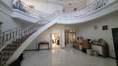 Hunian Elite di Kawasan Mulyorejo, Surabaya, LB 717m², Harga 6 Miliar
