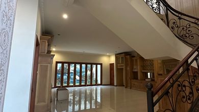 Rumah Mewah di Margorejo, Surabaya, 6 Kamar Tidur, LT 400m²