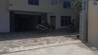 Dijual Gudang Sekaligus Kantor dengan lima kamar mandi