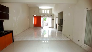 Dikontrakkan Rumah Murah di Kota Baru Parahyangan, Bandung, LT 144m²