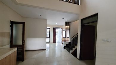 Rumah Elegan di Batununggal, Bandung, 4 Kamar Tidur, LT 180m²
