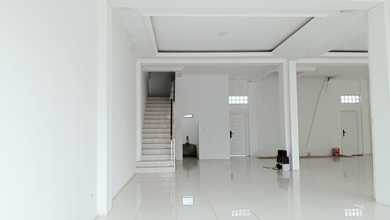 DISEWAKAN dan dijual Ruko 3 lantai lokasi strategis pinggir jalan raya Bogor jalan utama Pasar Rebo