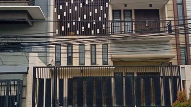 Hunian Elegan di Green garden, Jakarta Barat, 6 KT, LT 300m²